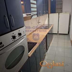 Izdaje se prostran polunamešten četvorosoban stan na Socijalnom, ukupne površine 96m².